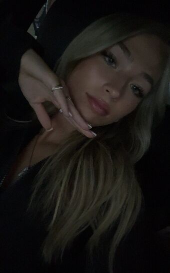 Addy B Nakenläckor OnlyFans Foto 24