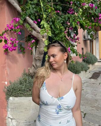 AlisonAnn Nakenläckor OnlyFans Foto 1