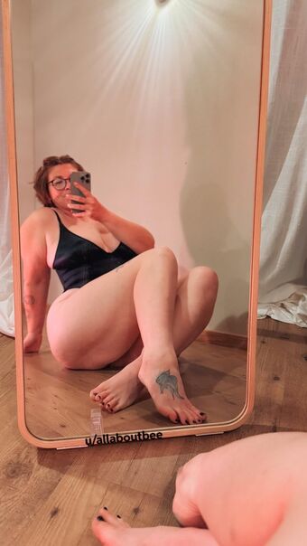 Allaboutbee Nakenläckor OnlyFans Foto 2