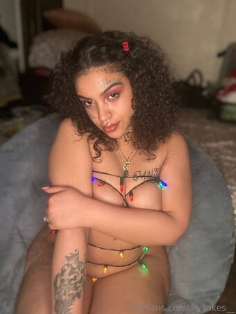 alycakes__ Nakenläckor OnlyFans Foto 3