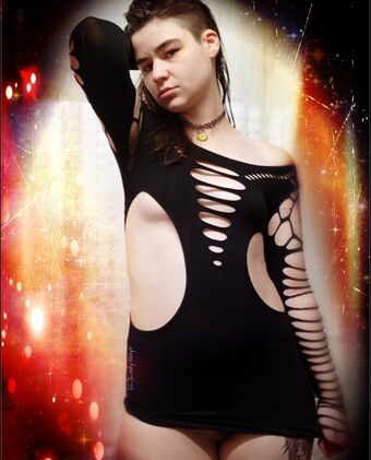 Amber Hellfire Nakenläckor OnlyFans Foto 6