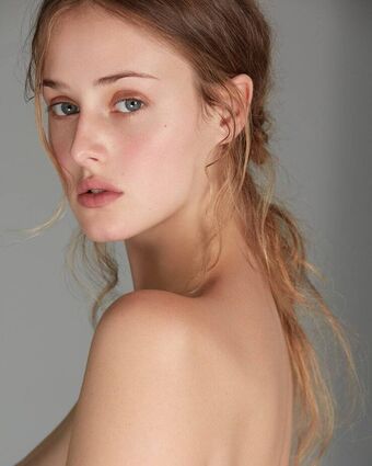 Anna Van Patten