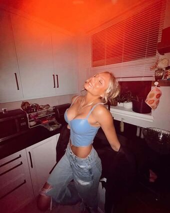 Anna Wright Nakenläckor OnlyFans Foto 8