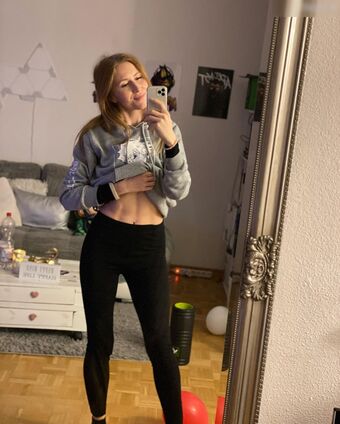 Apecast Nakenläckor OnlyFans Foto 4