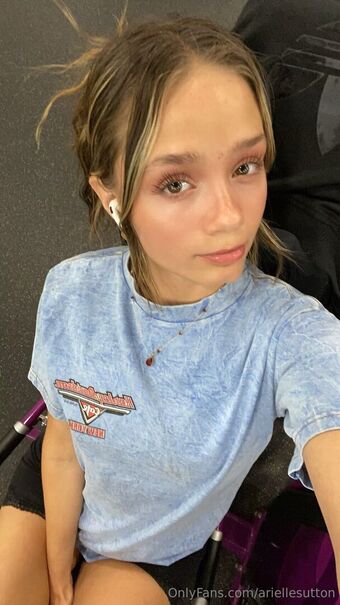 ariellesutton Nakenläckor OnlyFans Foto 14