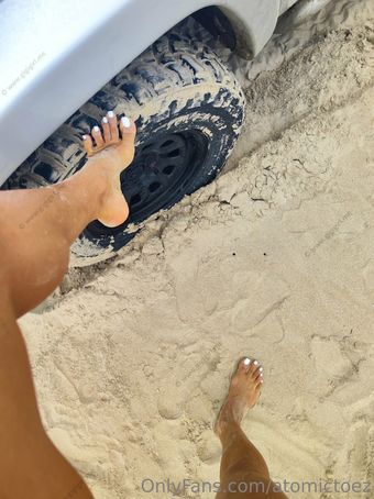 atomictoez Nakenläckor OnlyFans Foto 3