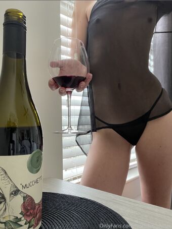 authenticallytipsy Nakenläckor OnlyFans Foto 1