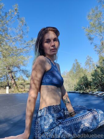 badbluebee Nakenläckor OnlyFans Foto 16