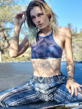 badbluebee Nakenläckor OnlyFans Foto 17