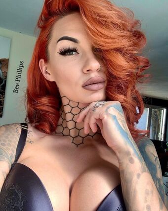 Bee Phillips Nakenläckor OnlyFans Foto 15