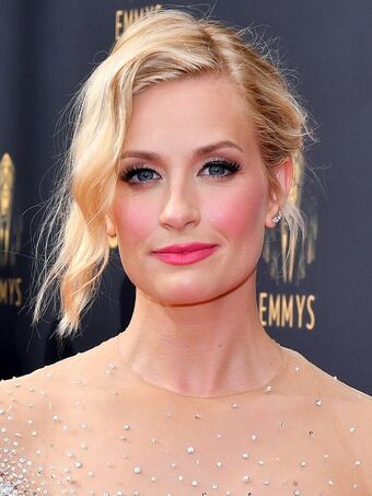 Beth Behrs Nakenläckor OnlyFans Foto 82