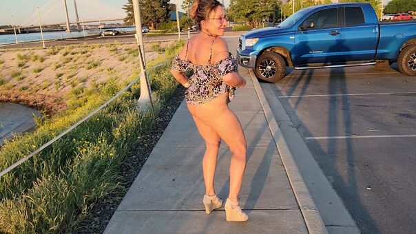 BikiniMilfMom55 Nakenläckor OnlyFans Foto 14