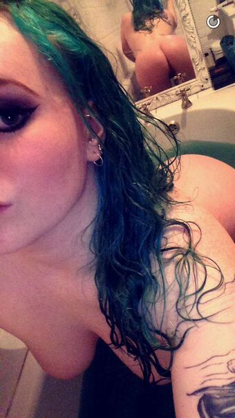 Bitterscotchh Nakenläckor OnlyFans Foto 6