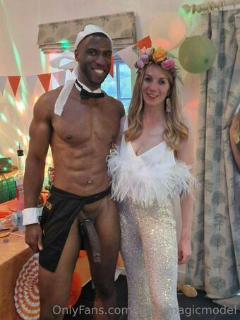 Black Magic Nakenläckor OnlyFans Foto 2