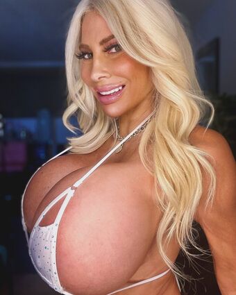 Bombshell Skyler Nicole