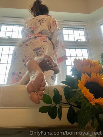 bornroyal_feet