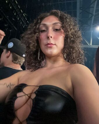 Brooklyn Strandy Nakenläckor OnlyFans Foto 7