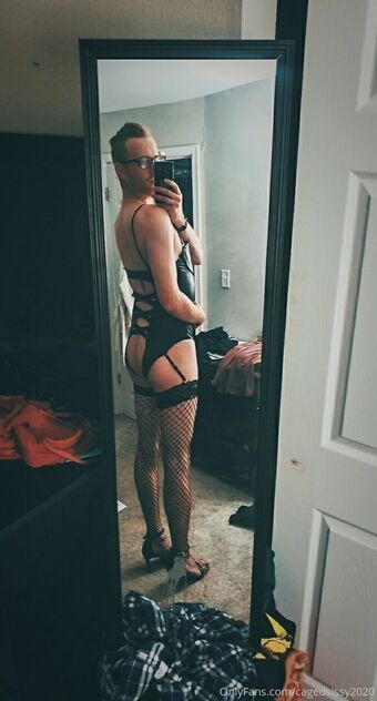 cagedsissy2020 Nakenläckor OnlyFans Foto 5