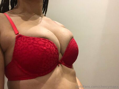 cherrymaxx Nakenläckor OnlyFans Foto 11