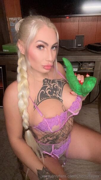 cherryrayxx Nakenläckor OnlyFans Foto 23