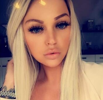 Chloe Drowley Nakenläckor OnlyFans Foto 1