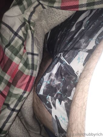 chubbyrich Nakenläckor OnlyFans Foto 17