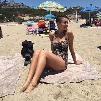 Cimorelli Nakenläckor OnlyFans Foto 1