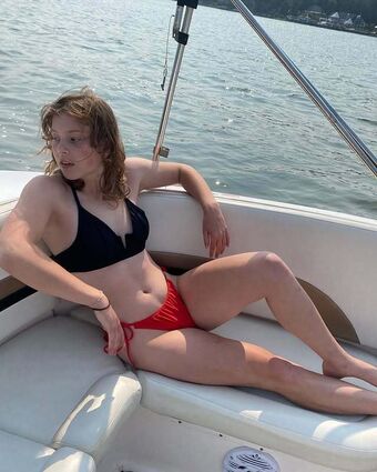 Clara Mitchell Nakenläckor OnlyFans Foto 4