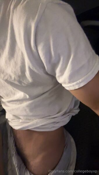 collegeboyxp Nakenläckor OnlyFans Foto 3