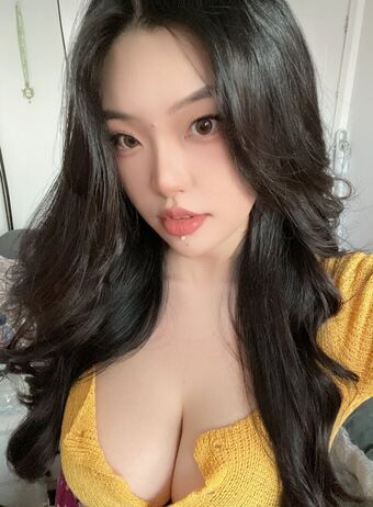 Cream Nakenläckor OnlyFans Foto 2