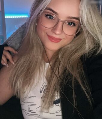 easyemi Nakenläckor OnlyFans Foto 1