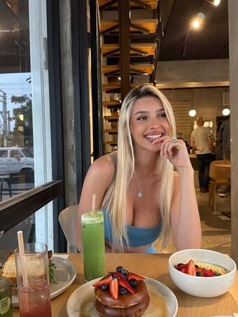 Ella Netzer Nakenläckor OnlyFans Foto 179