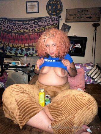 elliethic Nakenläckor OnlyFans Foto 1