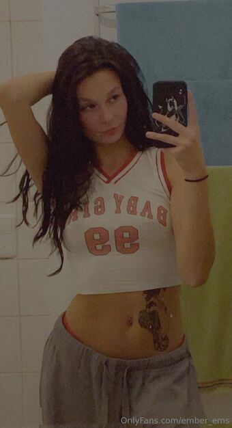 ember_ems Nakenläckor OnlyFans Foto 10