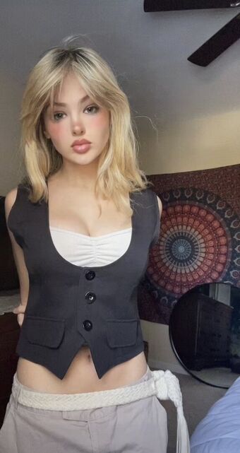 Ember Vail Nakenläckor OnlyFans Foto 17