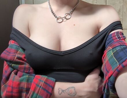 emulicious Nakenläckor OnlyFans Foto 12
