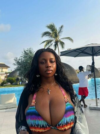 Erimegar Nakenläckor OnlyFans Foto 17
