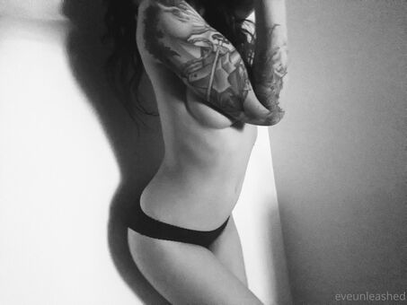 Eveunleashed Nakenläckor OnlyFans Foto 19