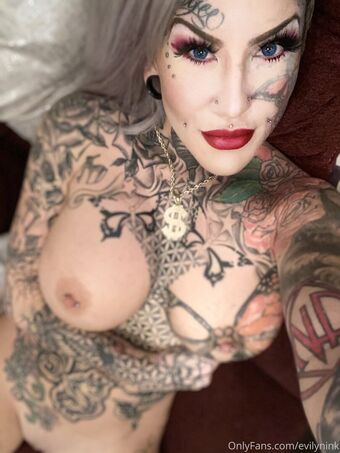 evilynink Nakenläckor OnlyFans Foto 11