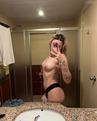 faey211 Nakenläckor OnlyFans Foto 3
