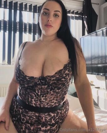 Faye Smith Nakenläckor OnlyFans Foto 9