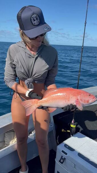 Fishhuntressamy Nakenläckor OnlyFans Foto 12