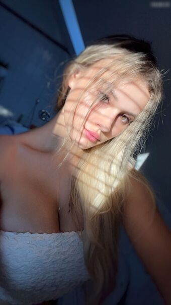 flikabelle Nakenläckor OnlyFans Foto 2