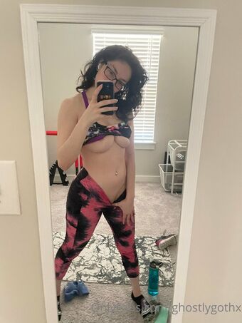 ghostlygothx Nakenläckor OnlyFans Foto 17
