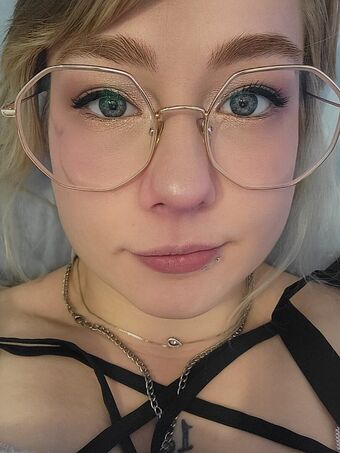 Goddess Syrein Nakenläckor OnlyFans Foto 4