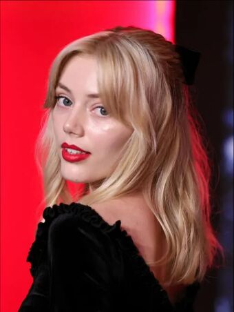 Grace Van Dien