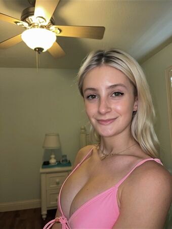 Hailey Sinclair Nakenläckor OnlyFans Foto 3