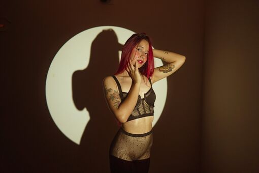 HannaRed_ Nakenläckor OnlyFans Foto 1