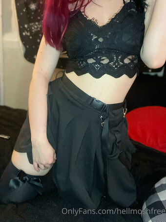 hellmoshfree Nakenläckor OnlyFans Foto 4