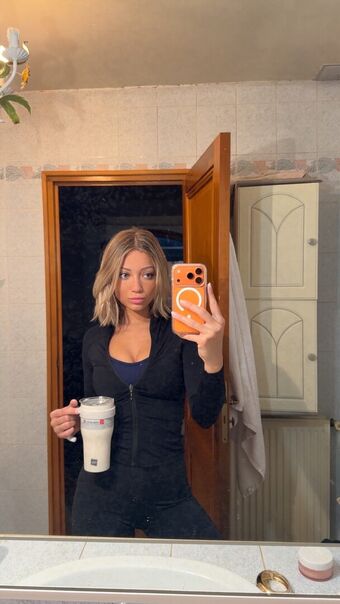 Hello__iris Nakenläckor OnlyFans Foto 174